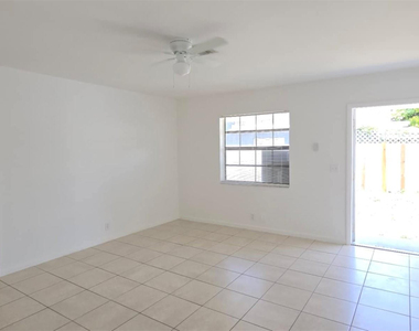 255 Sw 12th Street - Photo Thumbnail 4