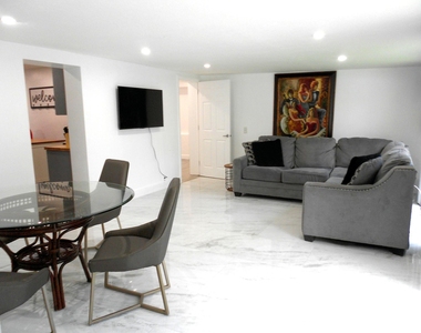 817 Nw 30th Court - Photo Thumbnail 4