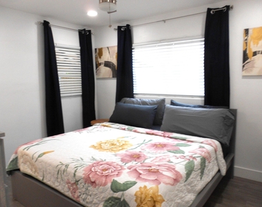 817 Nw 30th Court - Photo Thumbnail 9