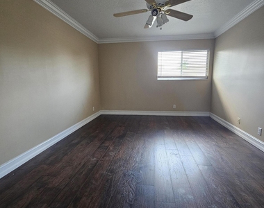 7526 Pinewalk Drive S - Photo Thumbnail 20