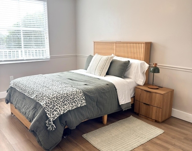 2060 Greenview Shores Boulevard - Photo Thumbnail 8