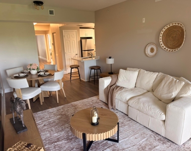 2060 Greenview Shores Boulevard - Photo Thumbnail 2