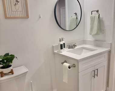2060 Greenview Shores Boulevard - Photo Thumbnail 10