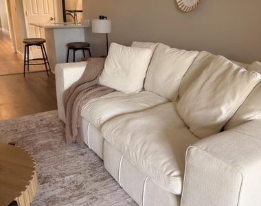 2060 Greenview Shores Boulevard - Photo Thumbnail 3