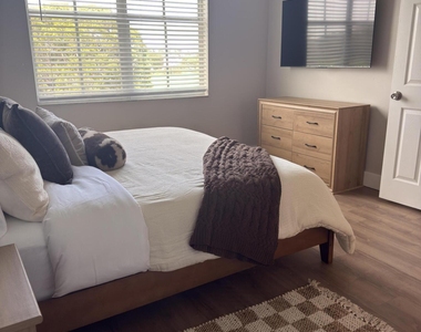 2060 Greenview Shores Boulevard - Photo Thumbnail 6