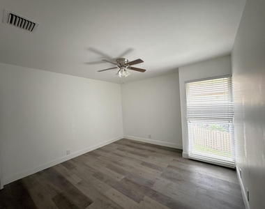 855 Nw 80th Way - Photo Thumbnail 4