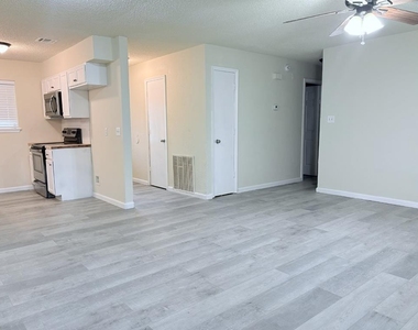 711 Meadowlake Drive - Photo Thumbnail 2