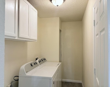 711 Meadowlake Drive - Photo Thumbnail 8