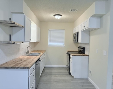 711 Meadowlake Drive - Photo Thumbnail 4