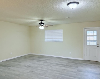 711 Meadowlake Drive - Photo Thumbnail 5