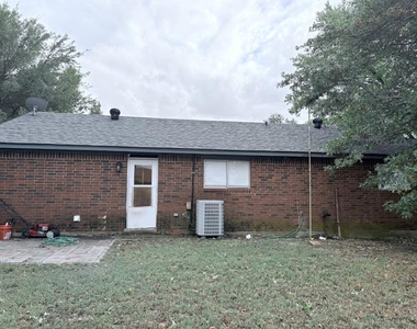 711 Meadowlake Drive - Photo Thumbnail 16