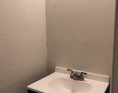 711 Meadowlake Drive - Photo Thumbnail 10