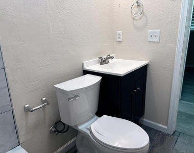711 Meadowlake Drive - Photo Thumbnail 13