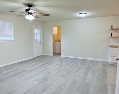 711 Meadowlake Drive - Photo Thumbnail 6