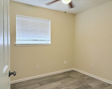 711 Meadowlake Drive - Photo Thumbnail 11