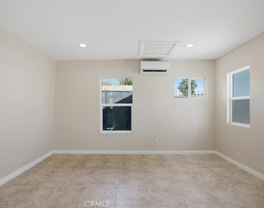 7542 White Oak Ave - Photo Thumbnail 15