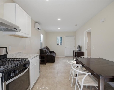 7542 White Oak Ave - Photo Thumbnail 9