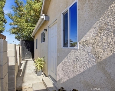 7542 White Oak Ave - Photo Thumbnail 2