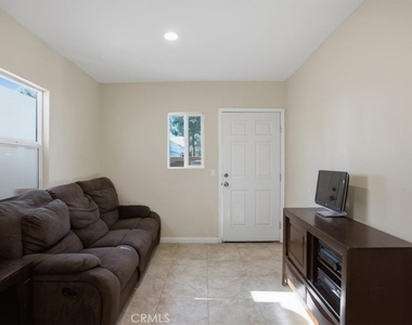 7542 White Oak Ave - Photo Thumbnail 4