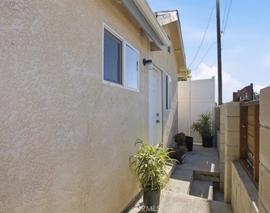 7542 White Oak Ave - Photo Thumbnail 3