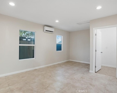 7542 White Oak Ave - Photo Thumbnail 13