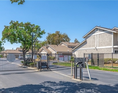 1650 S Campus Avenue - Photo Thumbnail 2