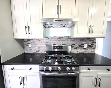 221 E Maple Street - Photo Thumbnail 5