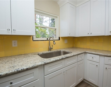 711 W 6th Street - Photo Thumbnail 8