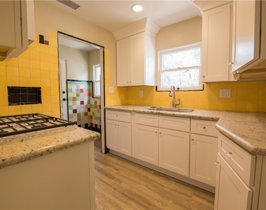 711 W 6th Street - Photo Thumbnail 9