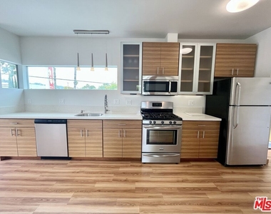 505 N San Vicente Boulevard - Photo Thumbnail 1