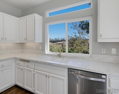 7130 Calabria Ct - Photo Thumbnail 24
