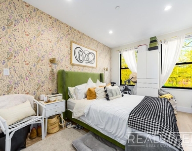 645 Knickerbocker Ave - Photo Thumbnail 3