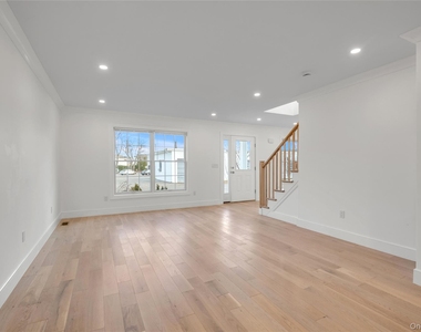 1 Manhasset Avenue - Photo Thumbnail 8