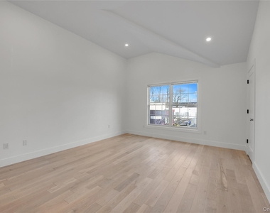 1 Manhasset Avenue - Photo Thumbnail 19