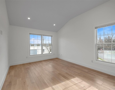 1 Manhasset Avenue - Photo Thumbnail 16