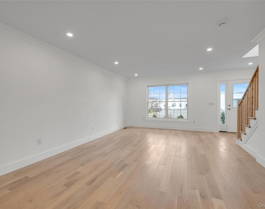 1 Manhasset Avenue - Photo Thumbnail 9