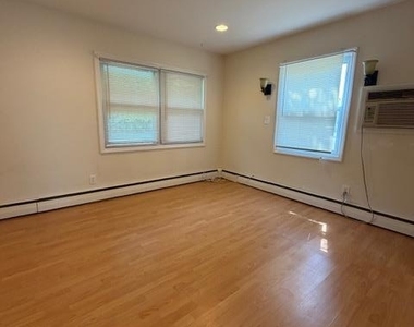 3173 Roxbury Lane - Photo Thumbnail 9
