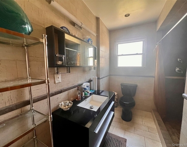 12-14 Utopia Parkway - Photo Thumbnail 10