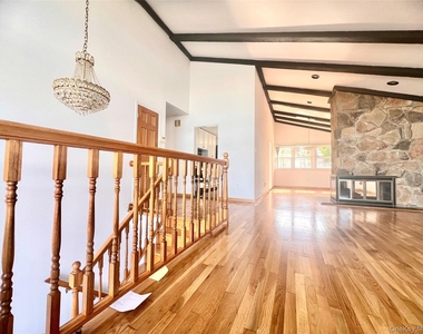 12-14 Utopia Parkway - Photo Thumbnail 3