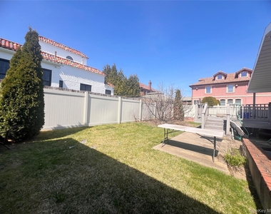 12-14 Utopia Parkway - Photo Thumbnail 12