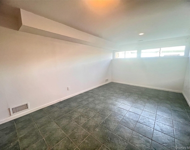 12-14 Utopia Parkway - Photo Thumbnail 8