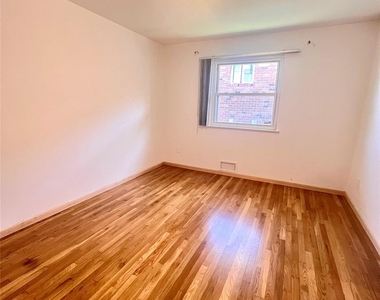12-14 Utopia Parkway - Photo Thumbnail 4