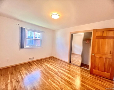 12-14 Utopia Parkway - Photo Thumbnail 5