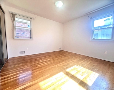 12-14 Utopia Parkway - Photo Thumbnail 6