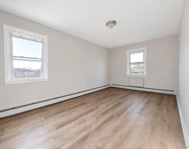 70-65 Walnut Street - Photo Thumbnail 6