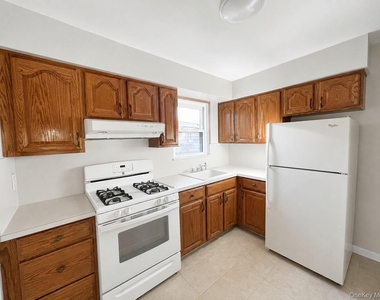 70-65 Walnut Street - Photo Thumbnail 1