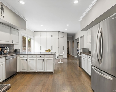 312 West Street - Photo Thumbnail 10