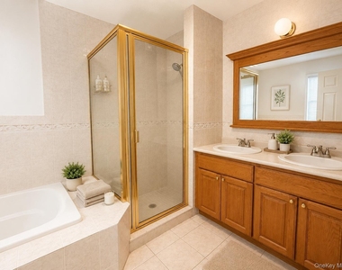35 Willis Avenue - Photo Thumbnail 6