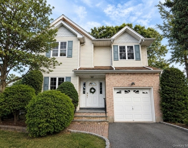 35 Willis Avenue - Photo Thumbnail 1
