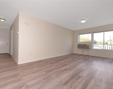 68 Lake Street - Photo Thumbnail 3